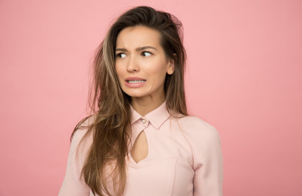 Wat betekent 'voor spek en bonen meedoen' en waar komt het vandaan?