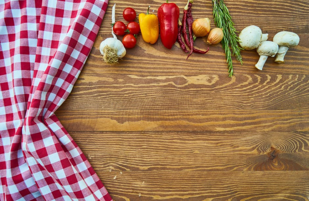 Waarom is water koken met een deksel energiezuiniger?