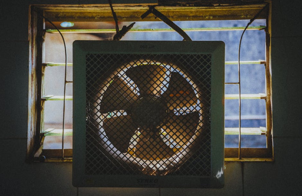 Waarom koelt ventilatorlucht niet en wat werkt wel om af te koelen?