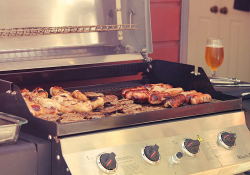 Hoe richt je een barbecuehoek in de tuin in zonder de buren te storen