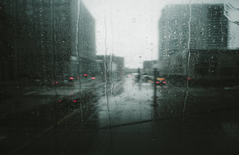 Hoe ontstaat regen en wat gebeurt er tijdens dit proces?