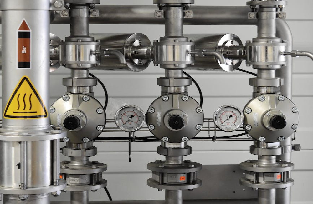 Waarom komt er soms warm water uit de kraan zonder warm te draaien?