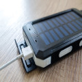 Waarom voelen batterijen lichter aan als ze leeg zijn?