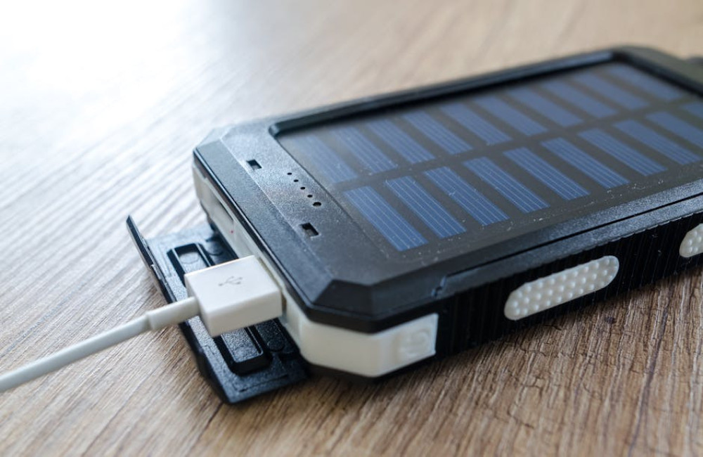 Waarom voelen batterijen lichter aan als ze leeg zijn?