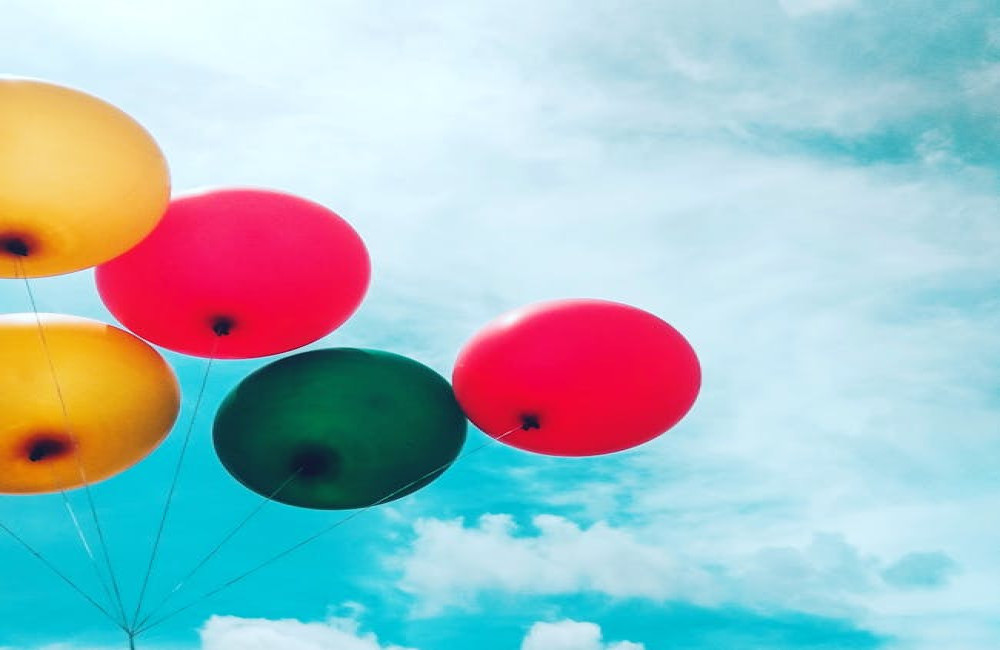 Waarom gaan helium ballonnen omhoog en gewone ballonnen niet?